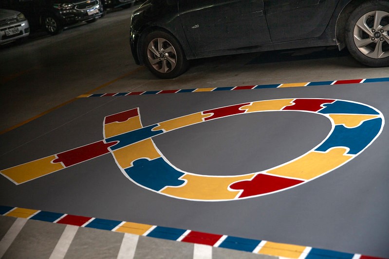 Projeto visa estabelecer vagas de estacionamento  em Búzios para pessoas com TEA